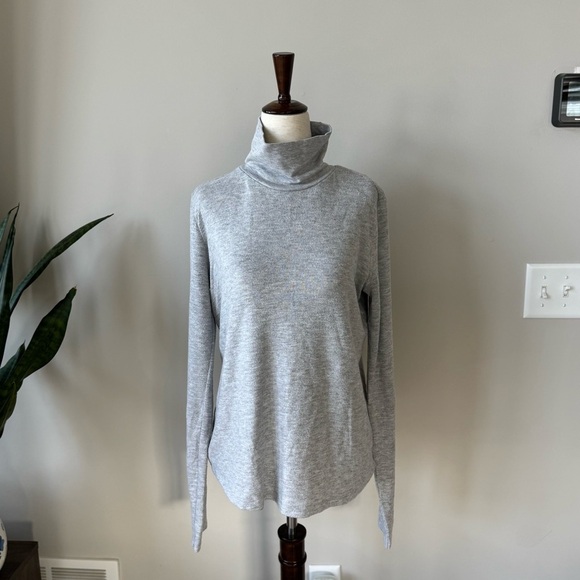 Alo EMBRACE LONG SLEEVE with Open Back  - Athletic Heather Grey / M - Picture 8 of 9